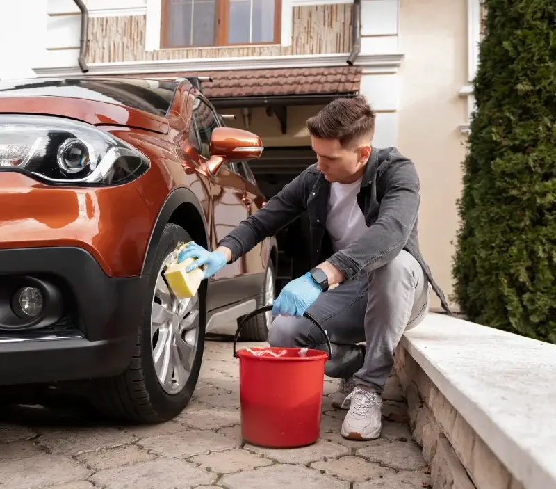 Lavage auto à domicile Rochetaillée : professionnel intervenant sur un véhicule